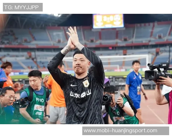 王大雷36岁庆祝里程碑荣获两件中国顶级联赛出场数纪念球衣 王大雷36岁庆祝里程碑荣获两件中国顶级联赛出场数纪念球衣